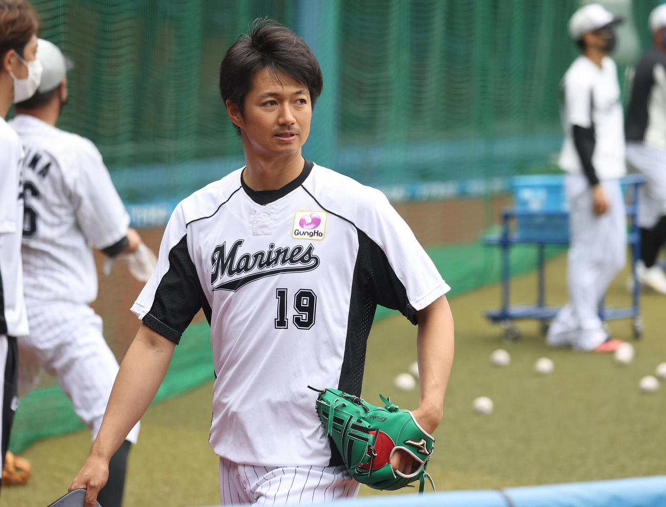 ロッテ対巨人　試合前練習を終え引き揚げるロッテ唐川（撮影・垰建太）
