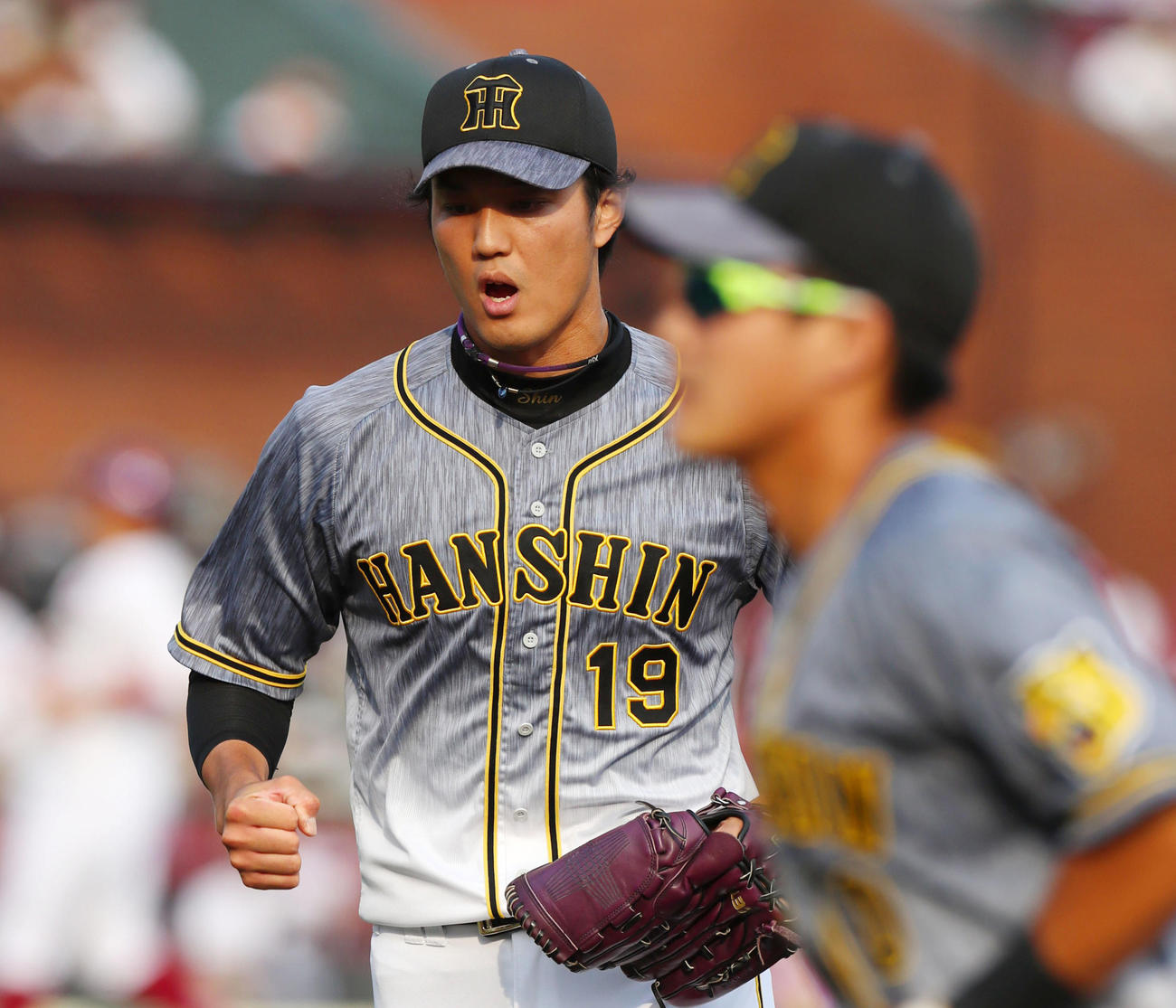 楽天対阪神　8回裏楽天2死一、二塁、藤浪は島内を一ゴロに仕留めガッツポーズを見せる（撮影・加藤哉）
