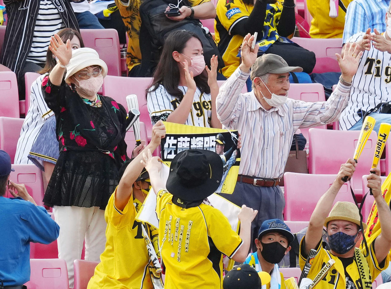 楽天対阪神　試合後、ヒーローインタビューを受ける阪神佐藤輝に手を振る祖父勲さん（中央右）と祖母美智恵さん（同左）（撮影・江口和貴）