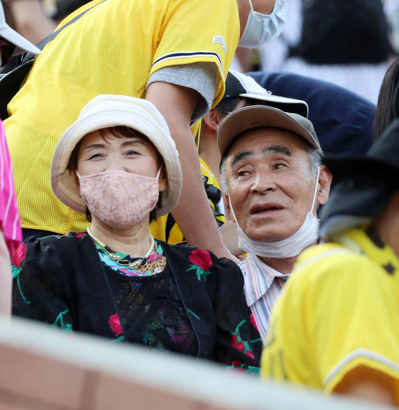 楽天対阪神　スタンドから観戦する佐藤輝の祖父勲さん（右）と祖母美智恵さん（撮影・加藤哉）