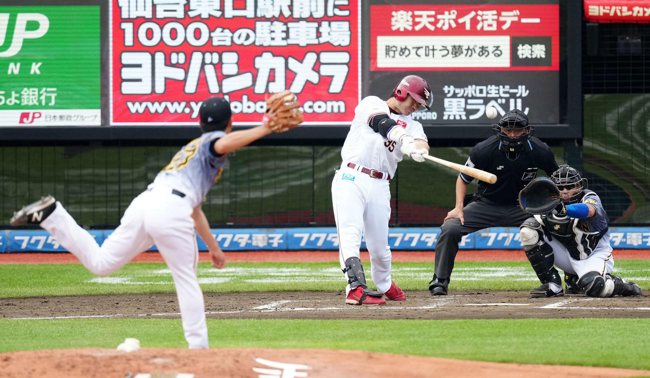 楽天対阪神　4回裏楽天1死、中越えソロ本塁打を放つ島内。投手伊藤将（撮影・江口和貴）