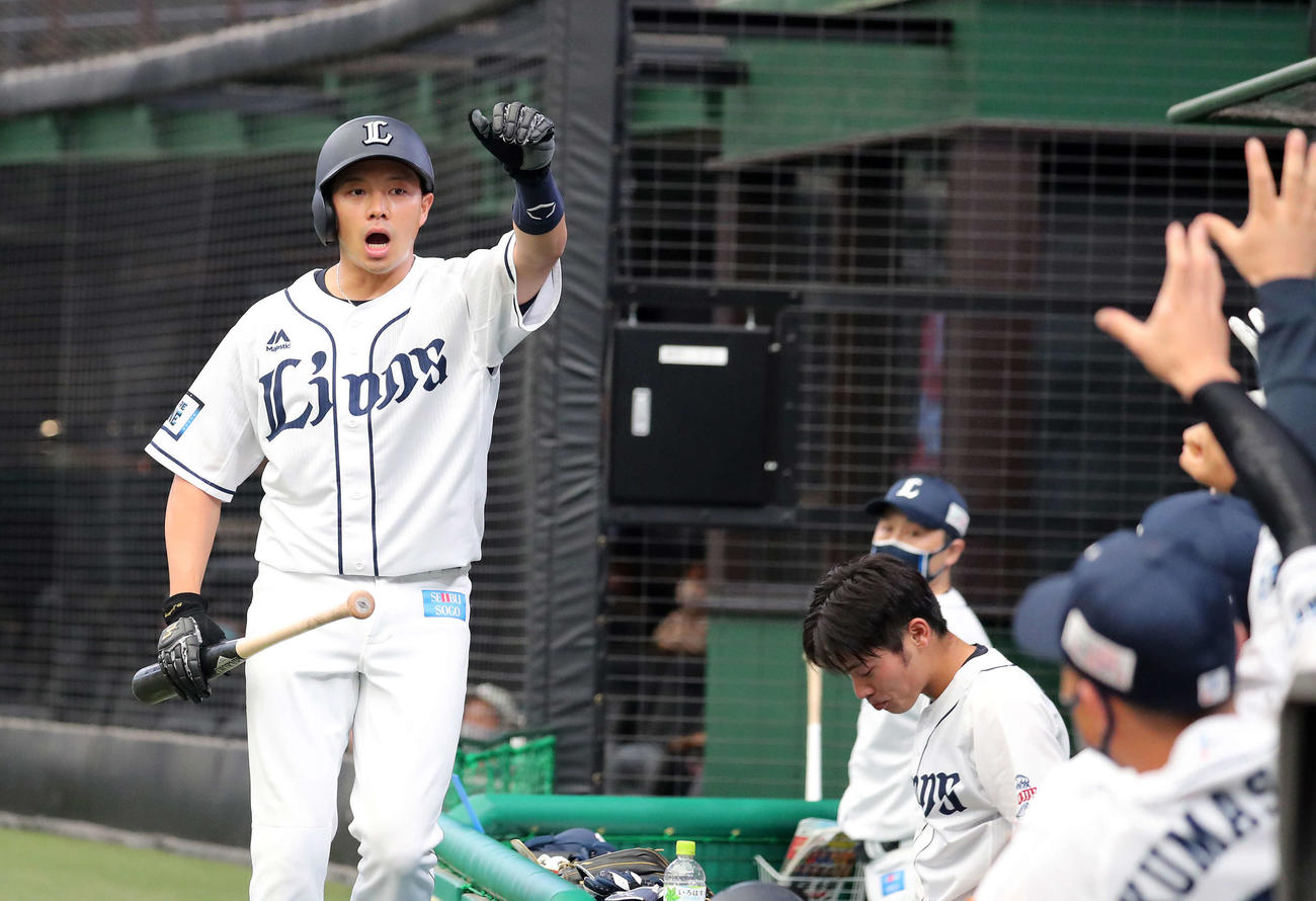 西武対中日　1回裏西武1死満塁、スパンジェンバーグの左越え適時三塁打で呉（左）が生還しベンチ前でガッツポーズ（撮影・鈴木正人）
