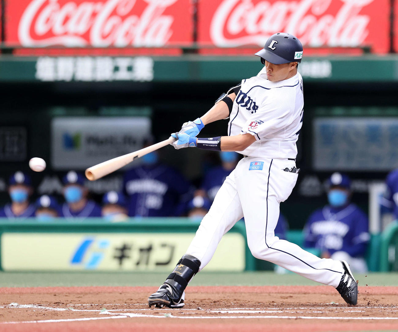 西武対中日　1回裏西武1死二、三塁、呉は一内野適時打を放つ（撮影・鈴木正人）