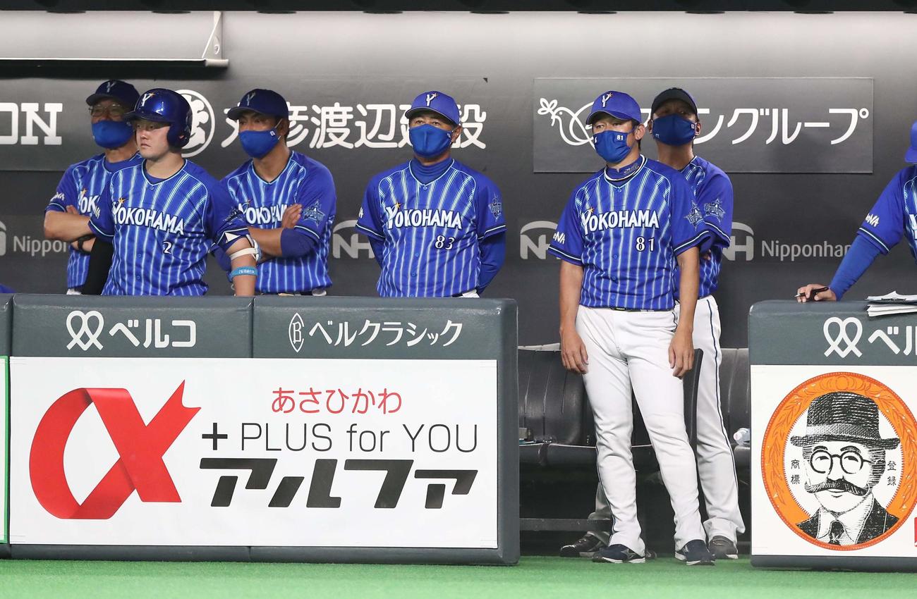 日本ハム対DeNA　ベンチで試合を見守る三浦監督（右端）（撮影・黒川智章）