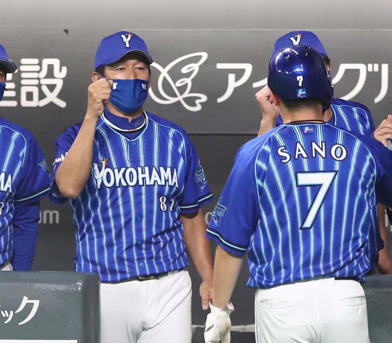日本ハム対DeNA 6回表、生還した佐野を出迎える三浦監督（撮影・黒川智章）