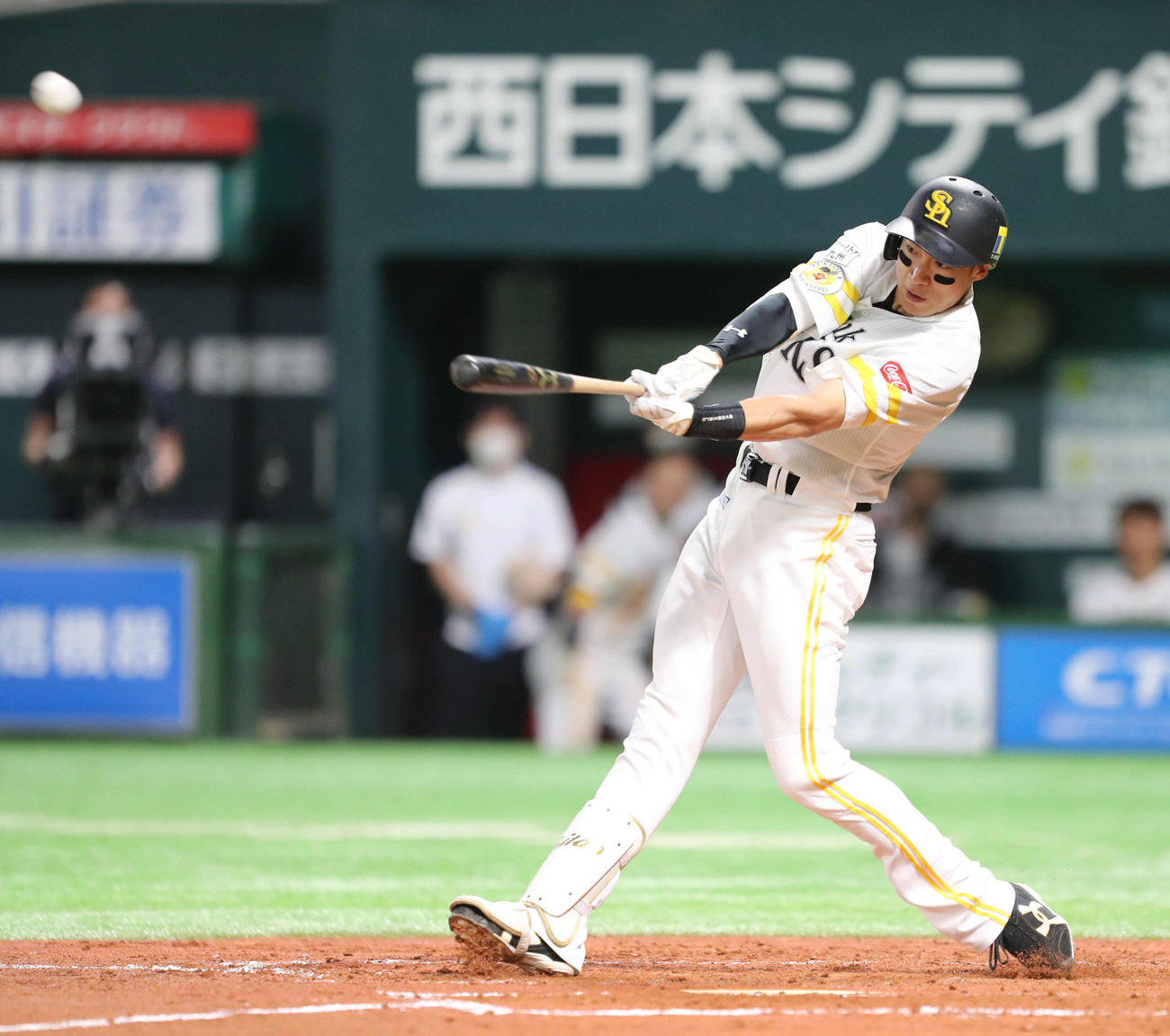 ソフトバンク対ヤクルト　4回裏ソフトバンク無死、柳田は左中間に通算200号本塁打を放つ（撮影・梅根麻紀）