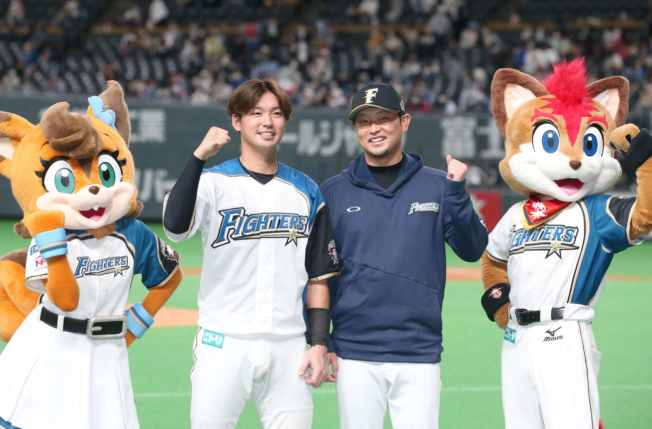 日本ハム対DeNA　試合後、笑顔でガッツポーズの石川亮（左）と池田（撮影・黒川智章）