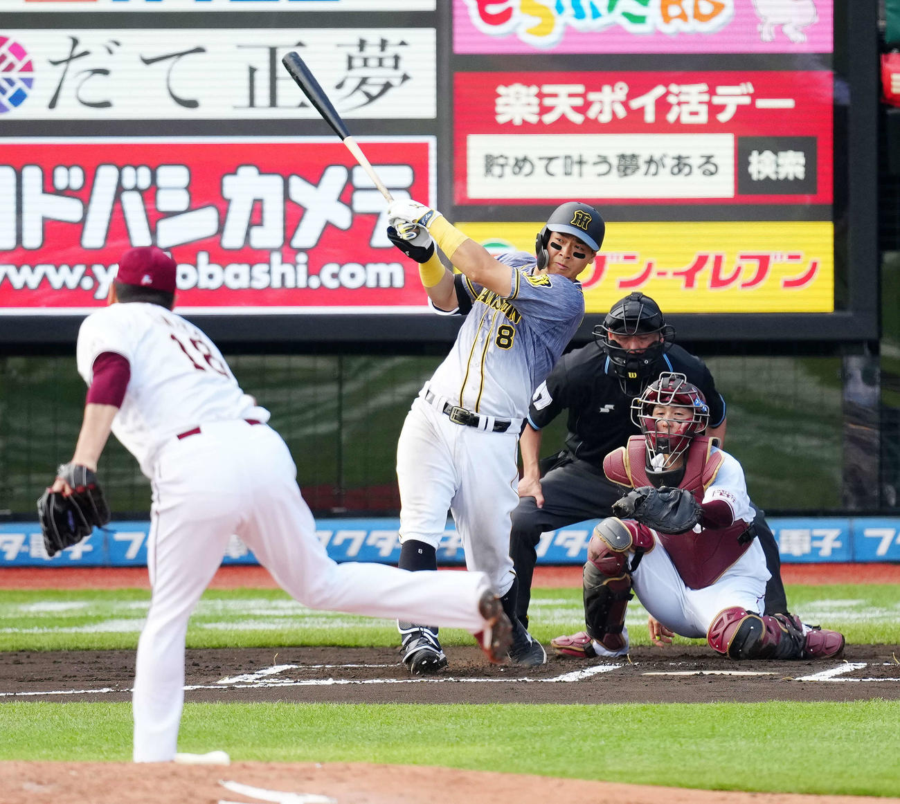 楽天対阪神　6回表阪神2死、右越えソロ本塁打を放つ佐藤輝。投手田中将（撮影・江口和貴）