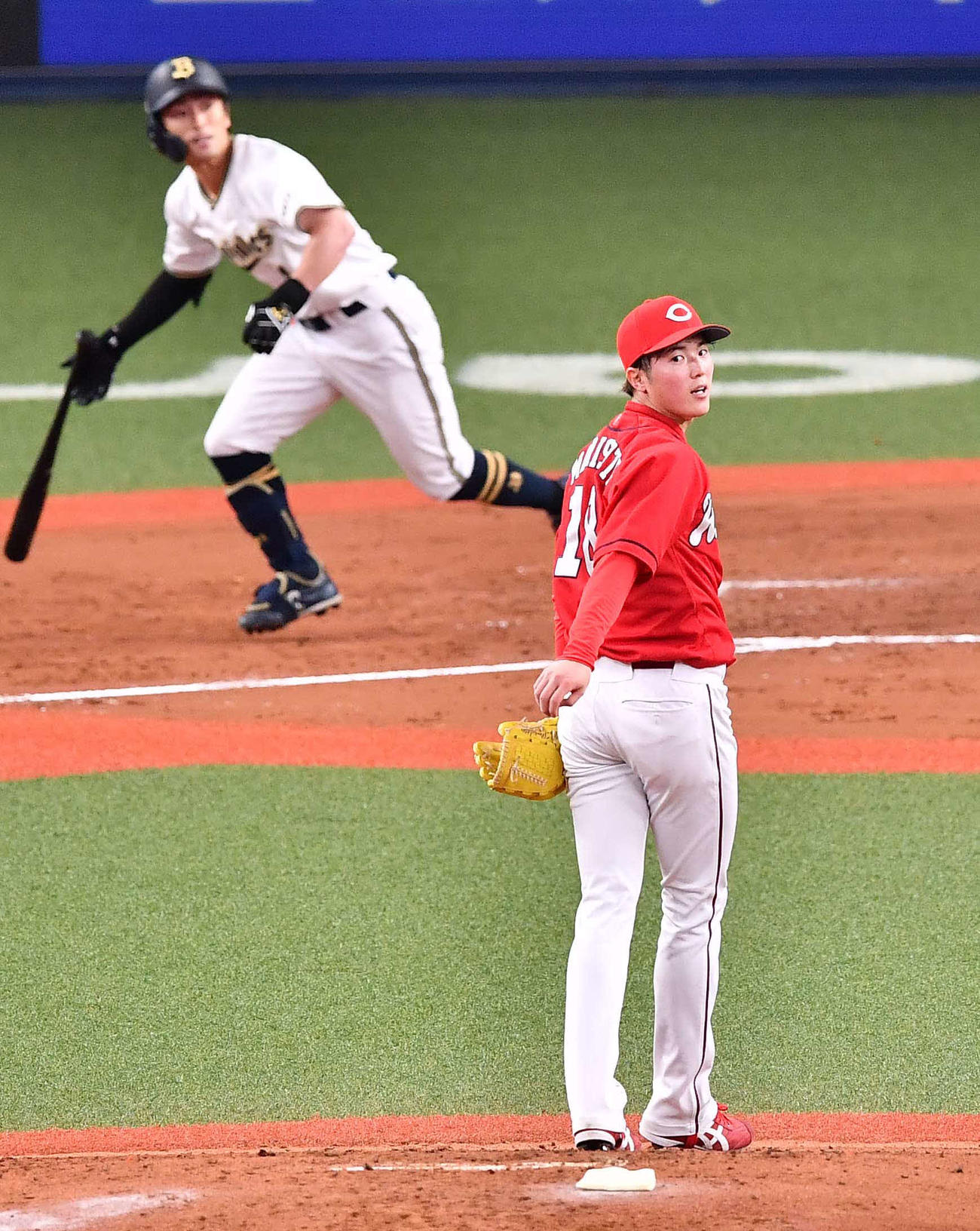 オリックス対広島　2回裏オリックス2死満塁、森下は福田（左）に左中間へ先制3点適時三塁打を浴びる（撮影・上田博志）