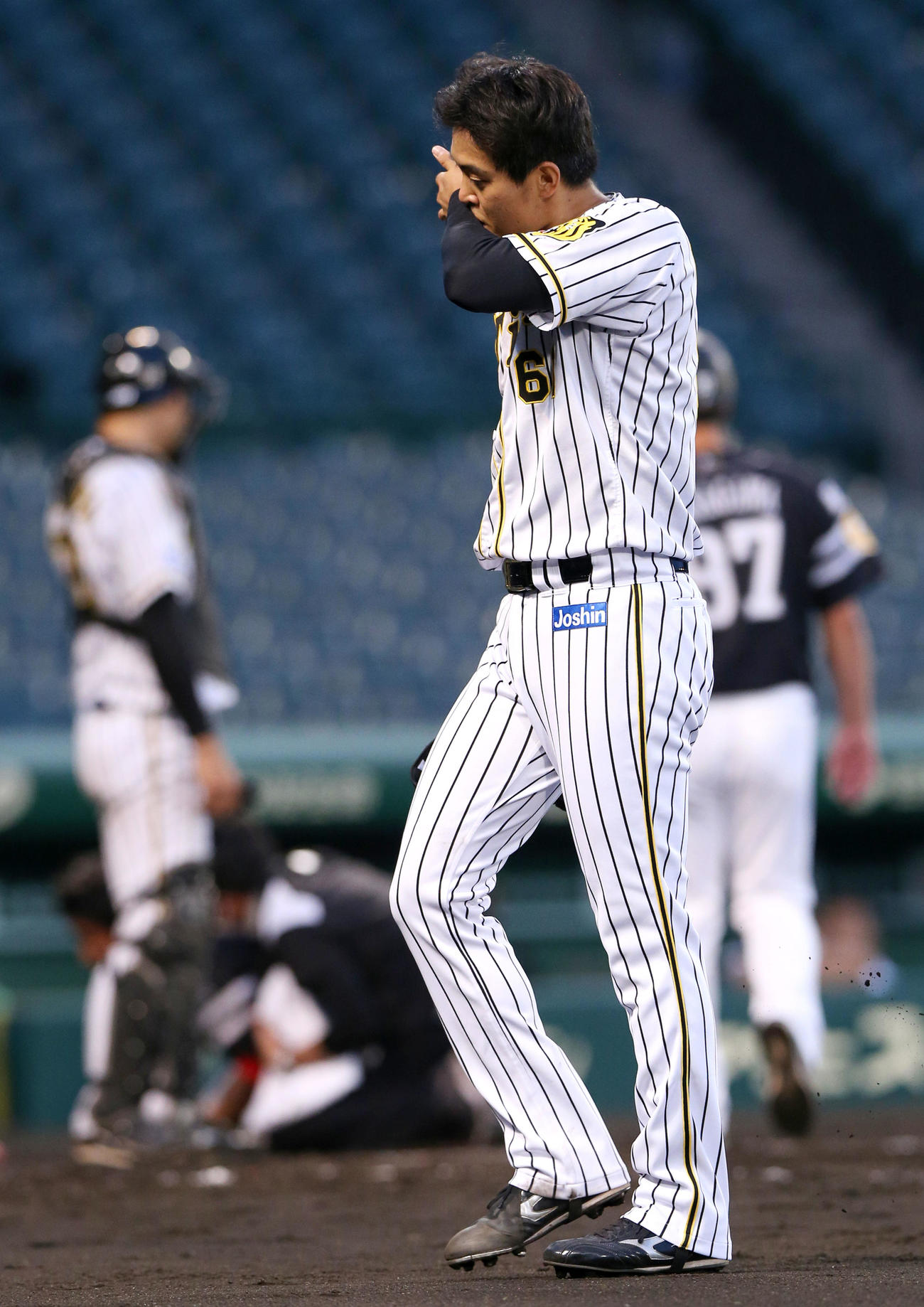 阪神対ソフトバンク　3回表ソフトバンク無死一塁、望月（手前）は野村に死球を当て危険球で退場となる（撮影・上山淳一）
