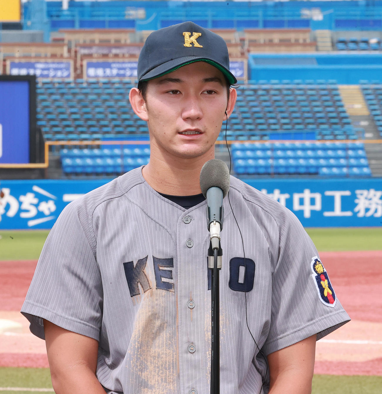 上武大対慶大　試合後にインタビューを受ける慶大・正木（撮影・野上伸悟）