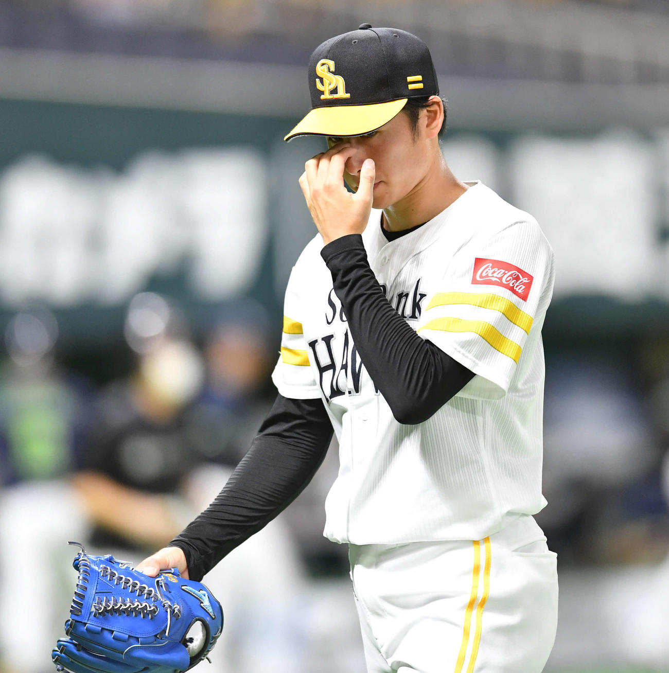 ソフトバンク対ヤクルト　8回表ヤクルトの攻撃終了後、山田に勝ち越し2点本塁打を打たれた板東は肩を落としてベンチへ戻る（撮影・岩下翔太）