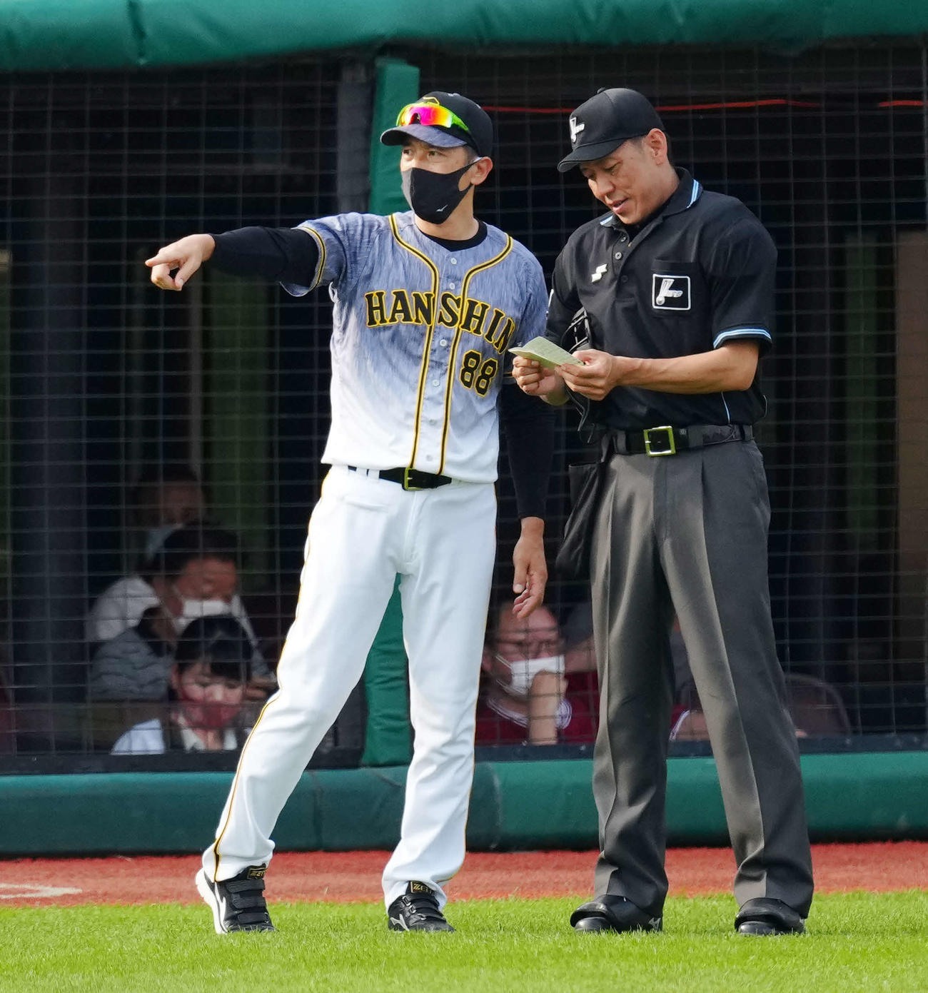 楽天対阪神　8回裏開始前、選手交代を告げる阪神矢野監督（左）（撮影・江口和貴）