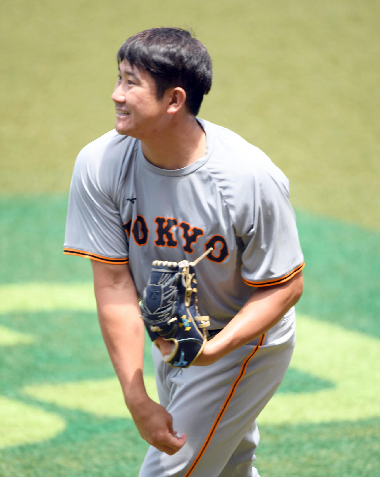ロッテ対巨人　外野でキャッチボールをする巨人菅野（撮影・たえ見朱実）