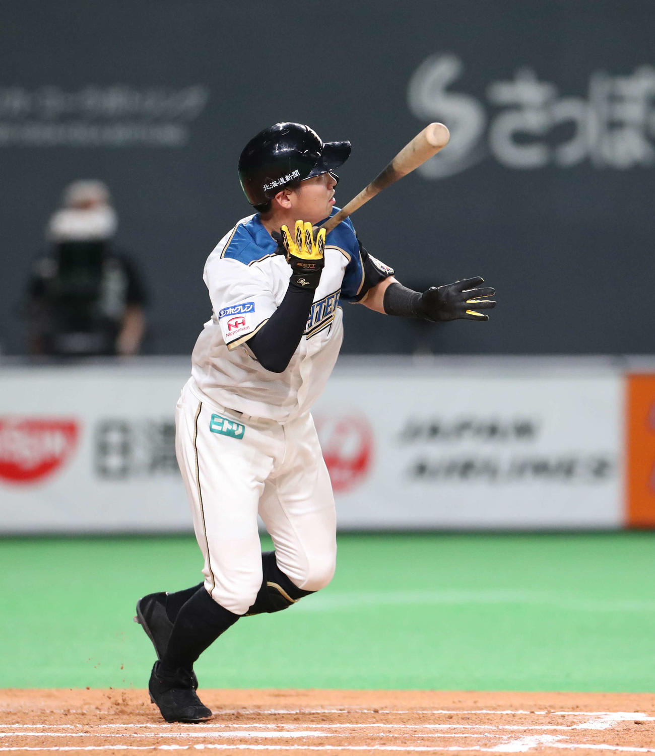 日本ハム対DeNA 6回裏日本ハム1死、石川亮は二塁打を放つ（撮影・佐藤翔太）