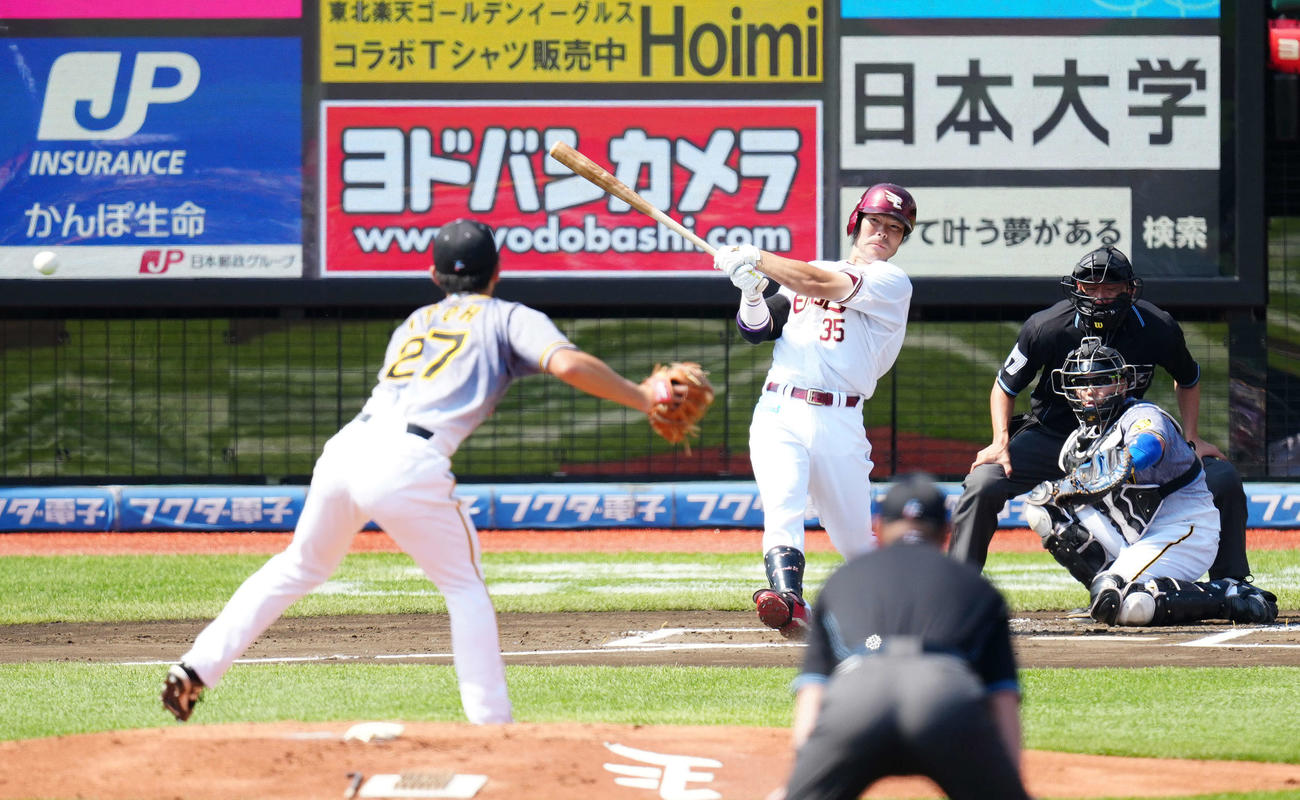 楽天対阪神　1回裏楽天2死一塁、右前打を放つ島内（撮影・江口和貴）