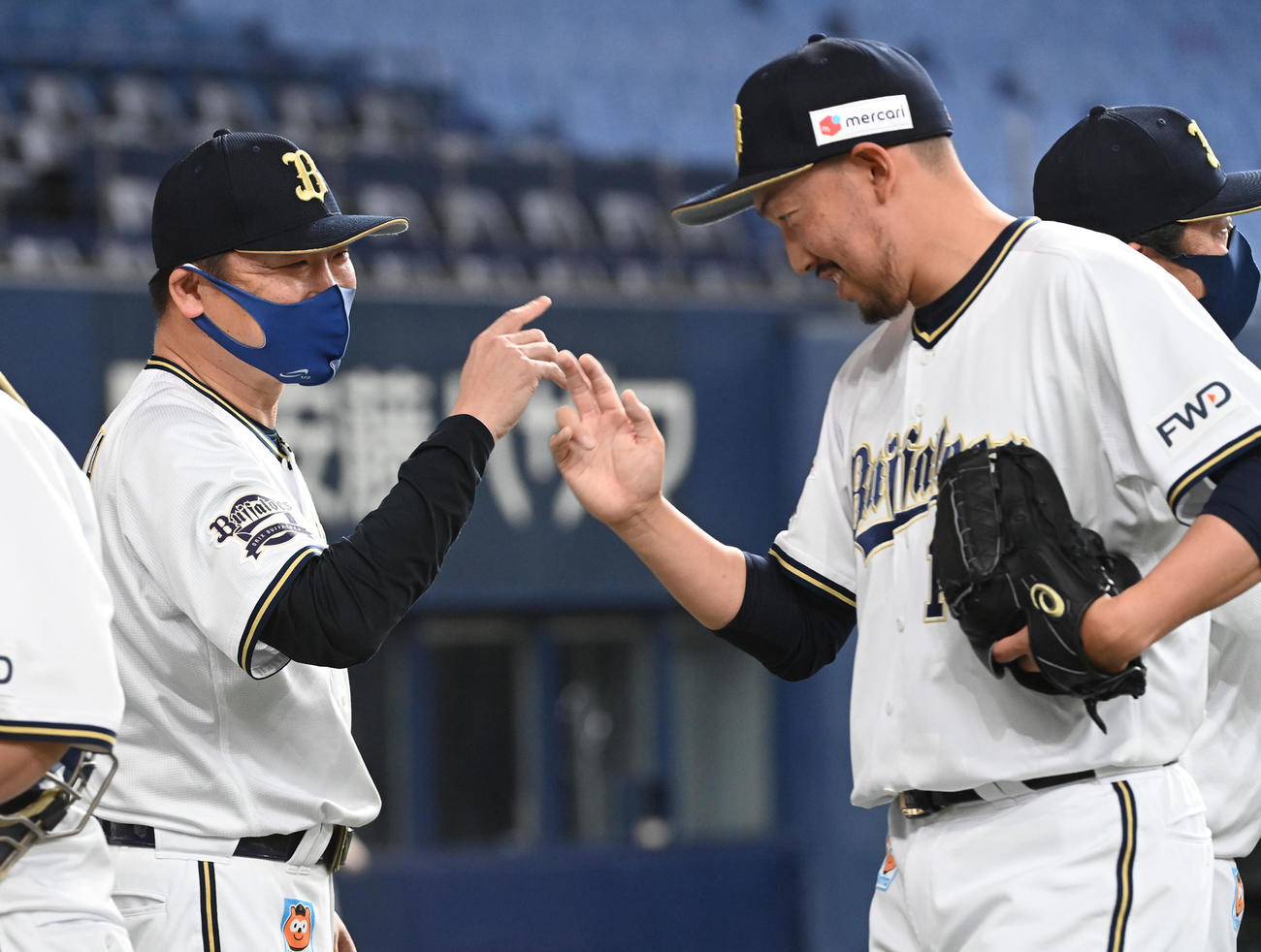 オリックス対広島　笑顔で平野佳（右）を迎える中嶋監督（撮影・前岡正明）