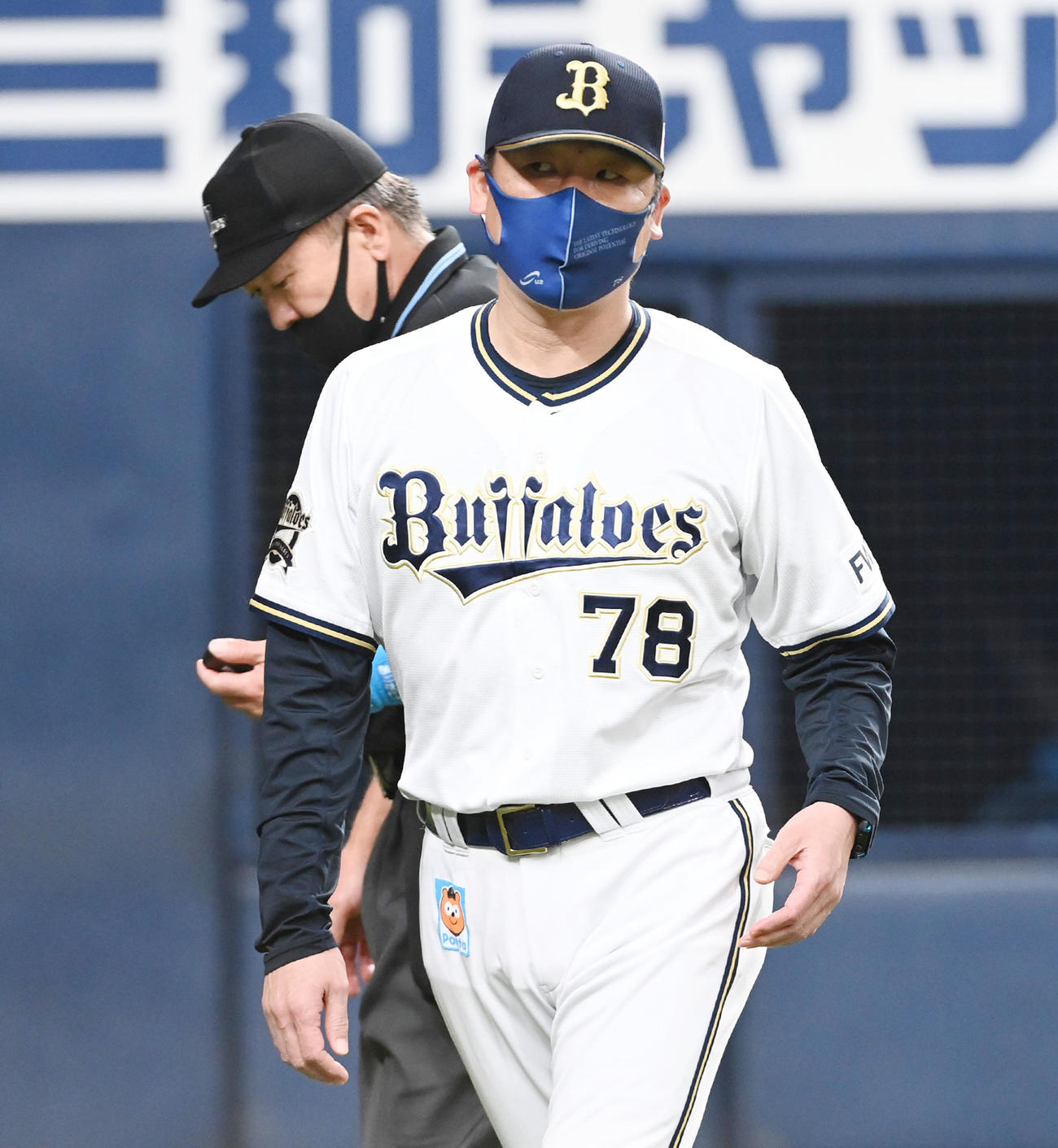 オリックス対広島　6回表広島無死満塁、村西の交代を告げる中嶋監督（撮影・前岡正明）