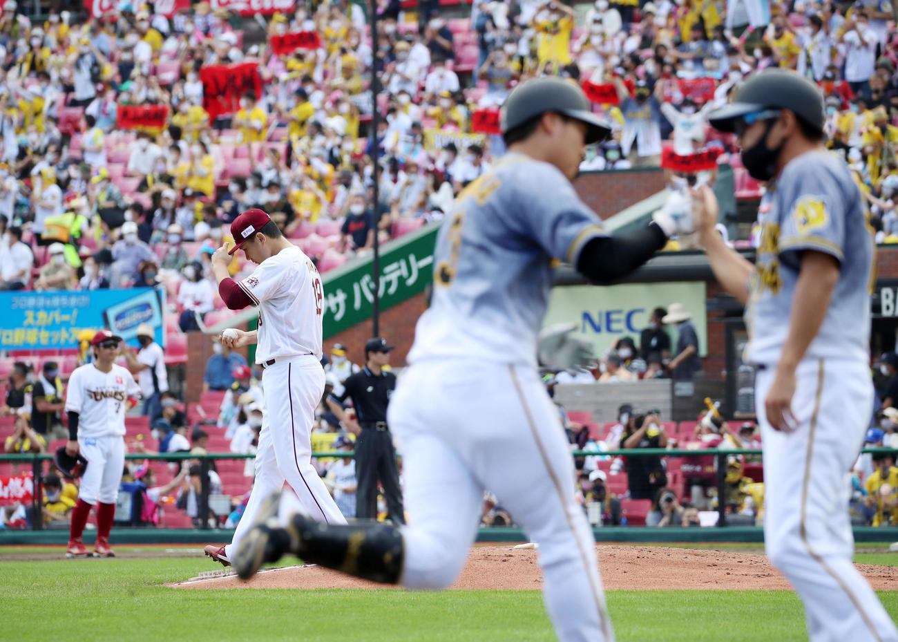 楽天対阪神　4回表阪神2死一塁、田中は大山に右越え2点本塁打を被弾（撮影・加藤哉）
