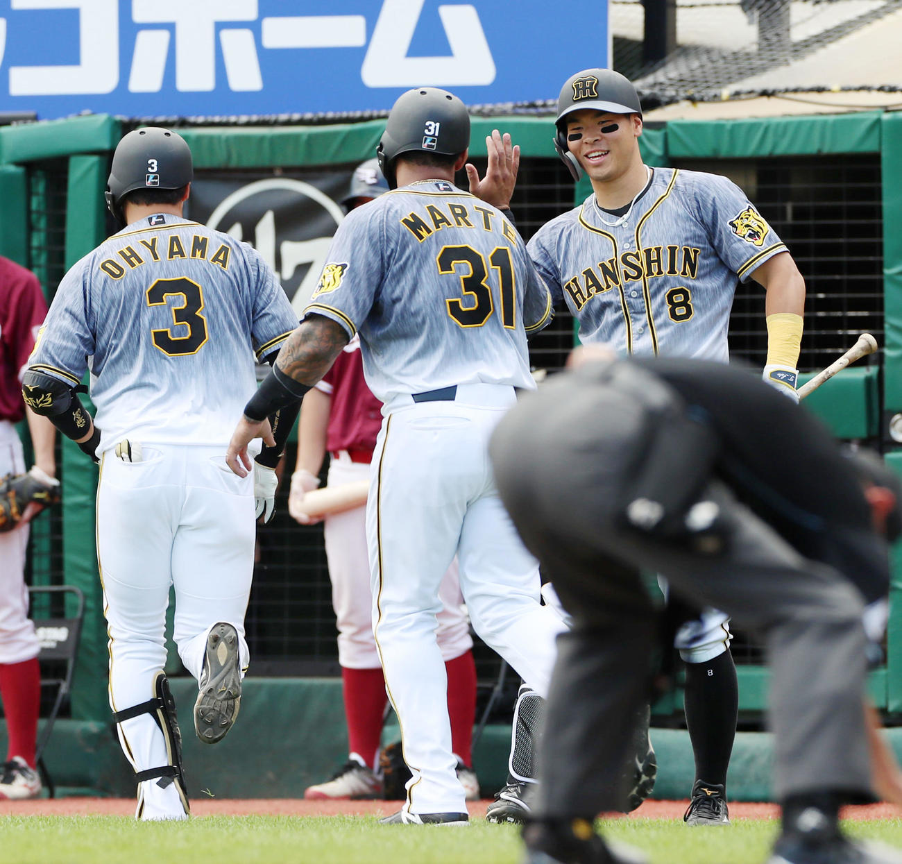 楽天対阪神　4回表阪神2死一塁、次打者佐藤輝は右越え2点本塁打を放った大山（左）を本塁で出迎える。中央は一塁走者マルテ（撮影・加藤哉）