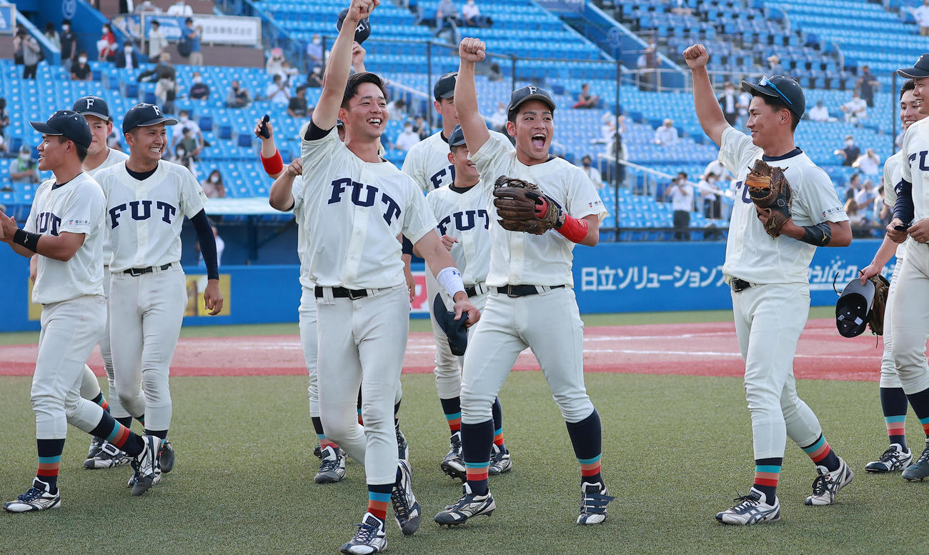 福岡大対福井工大　決勝進出を果たし喜ぶ福井工大の選手たち