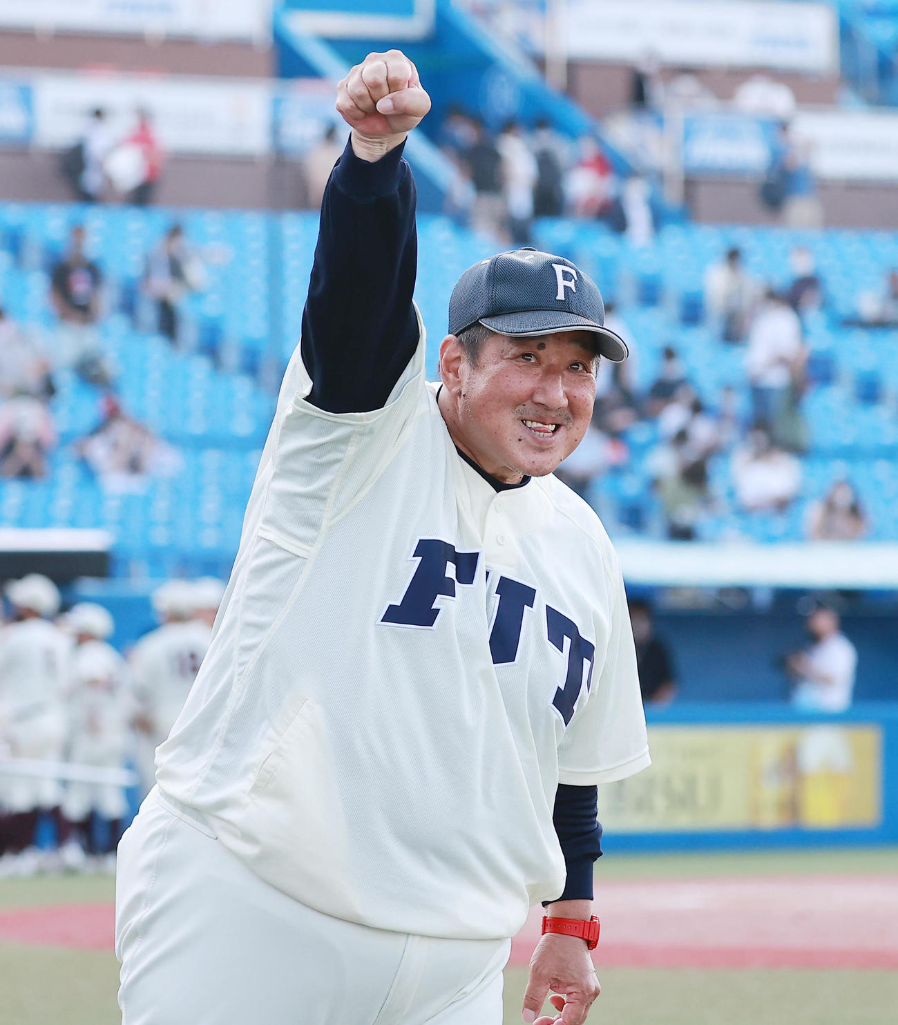 福岡大対福井工大　決勝進出を果たした福井工大・下野監督は、応援席に向かってガッツポーズ