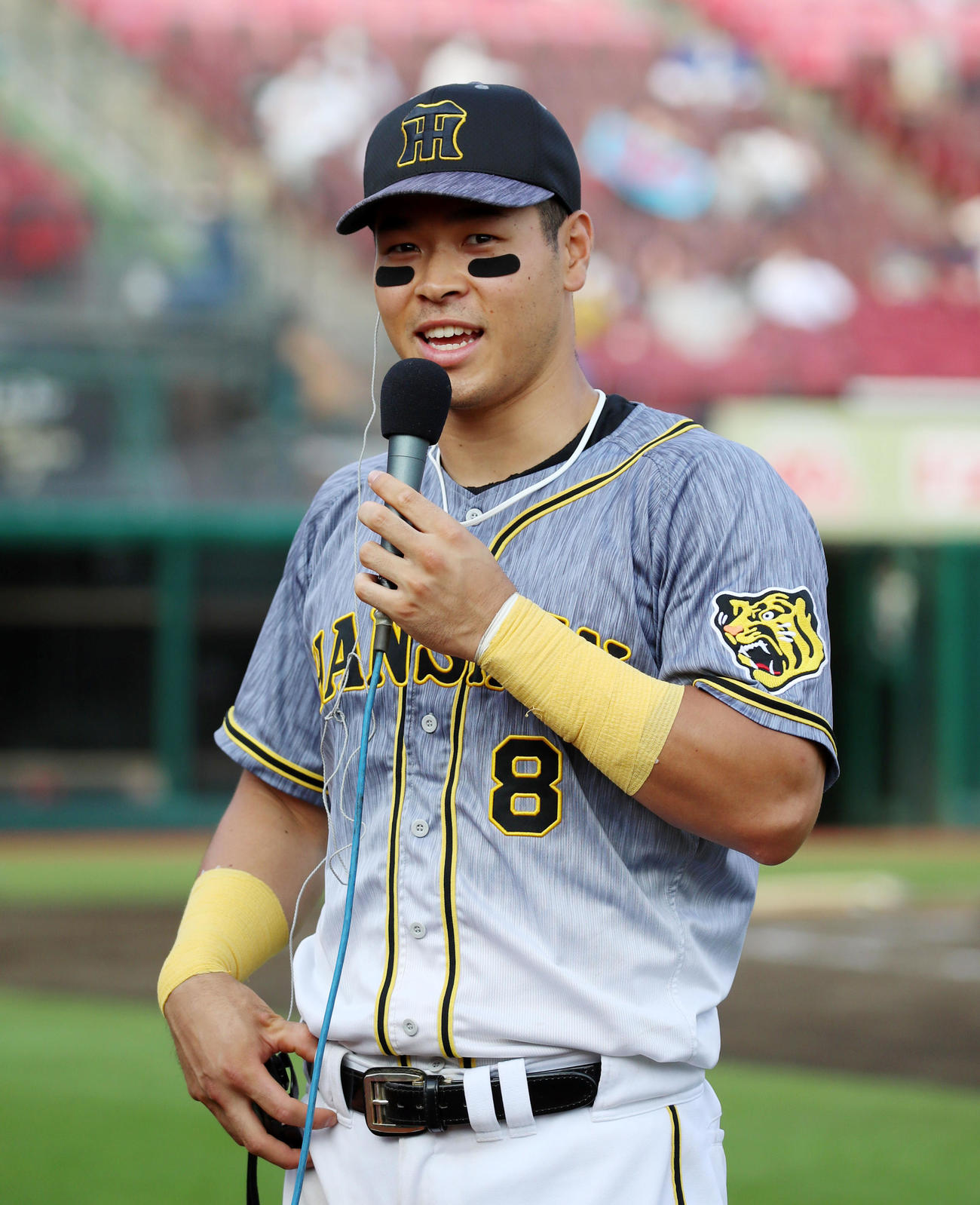 楽天対阪神　ヒーローインタビューを受ける佐藤輝明（撮影・加藤哉）