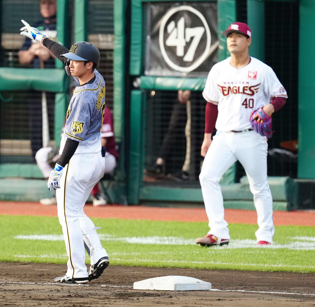 楽天対阪神　9回表阪神1死満塁、3点適時三塁打を放った近本（左）。右は投手内間（撮影・江口和貴）