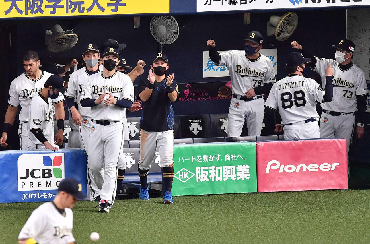 オリックス対広島　広島に勝利し喜ぶオリックス中嶋監督（右から3人目）とオリックスナイン（撮影・上田博志）