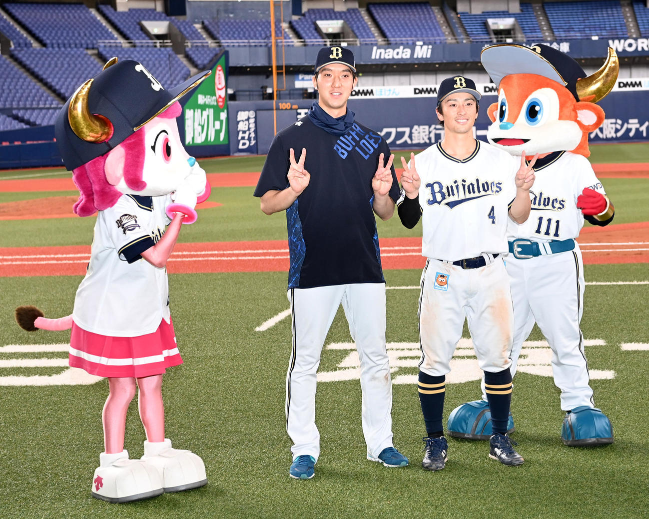 オリックス対広島　ヒーローの田嶋（左）と福田は笑顔でVサイン（撮影・前岡正明）
