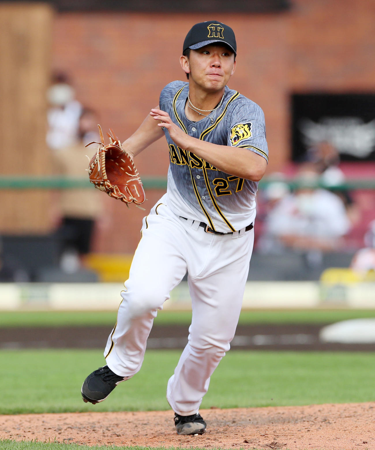 楽天対阪神　6回裏楽天1死、伊藤将は島内の二塁への打球にダッシュする（撮影・加藤哉）