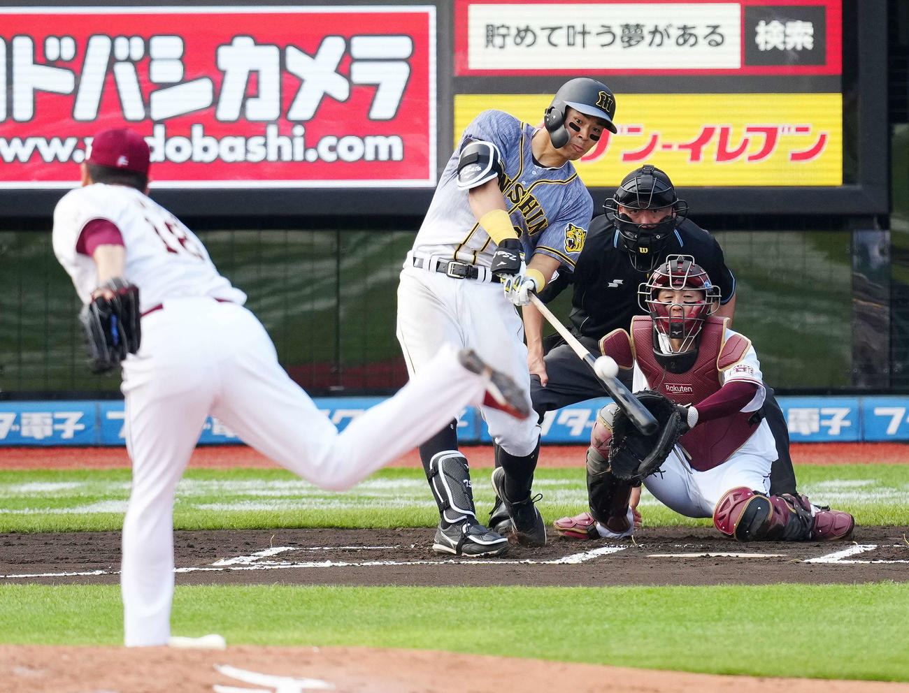 楽天対阪神　6回表阪神2死、右越えソロ本塁打を放つ佐藤輝。投手田中将（撮影・江口和貴）