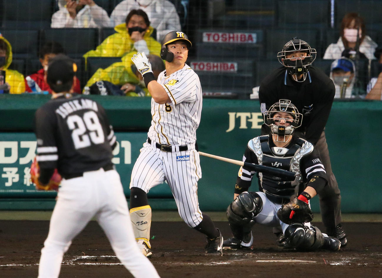 4日のソフトバンク戦、阪神佐藤輝は石川から左に二塁打を放つ