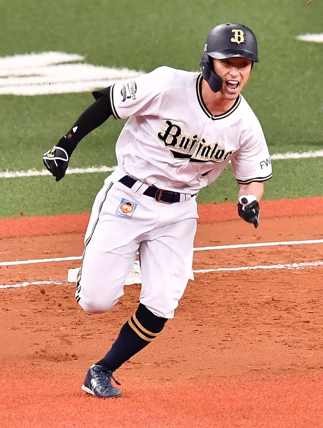 オリックス対広島　2回裏オリックス2死満塁、福田は左中間に先制3点適時三塁打を放ち、叫びながら一塁を回る（撮影・上田博志）