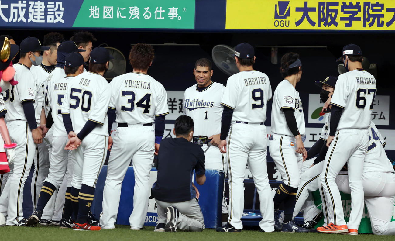 試合前の円陣で声出しするモヤ（中央）（2021年6月10日）