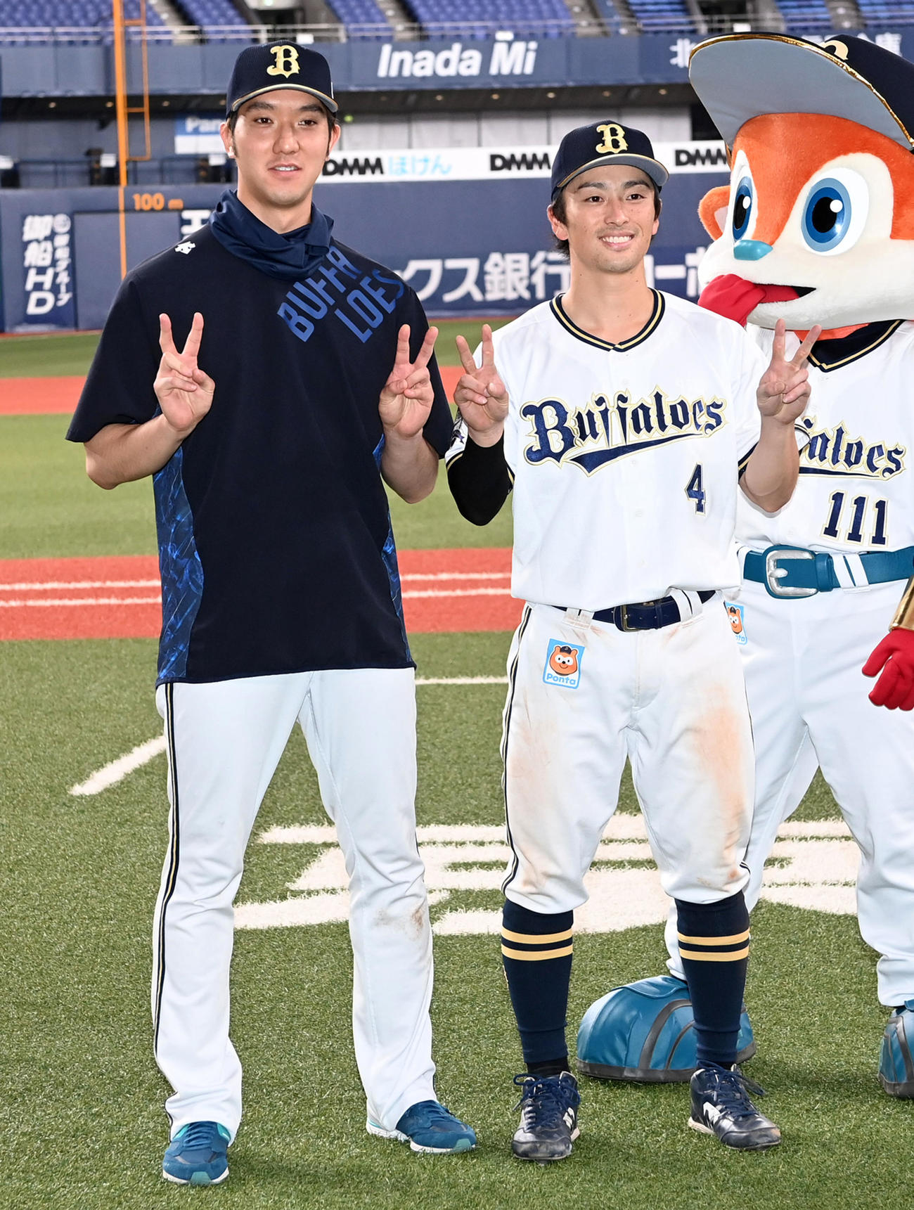 オリックス対広島　ヒーローの田嶋（左）と福田は笑顔でVサイン（撮影・前岡正明）