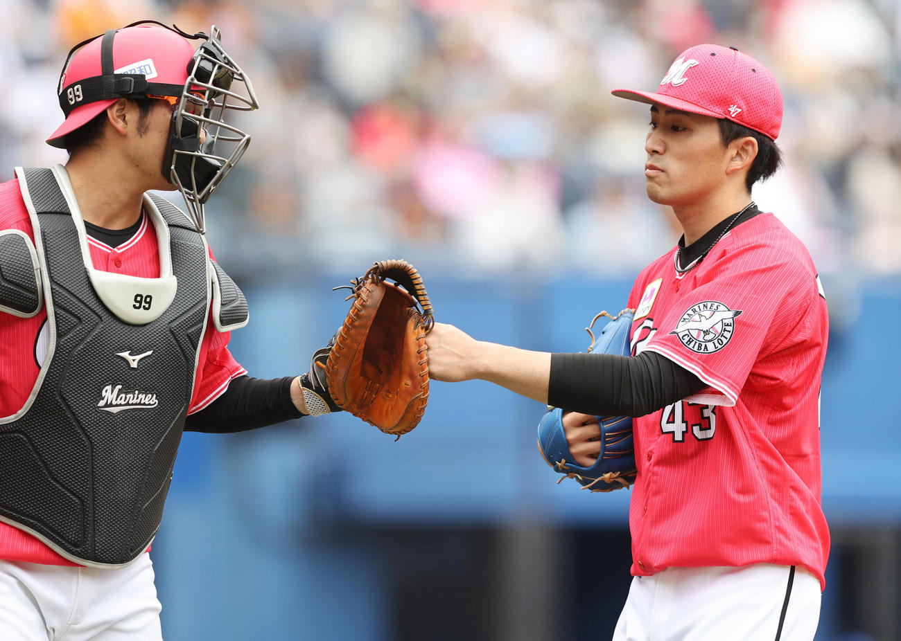 ロッテ対巨人　1回表巨人の攻撃を無失点に抑え柿沼（左）とグータッチを交わすロッテ先発の小島（撮影・垰建太）