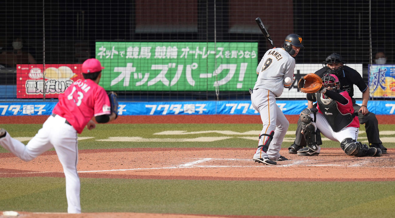 ロッテ対巨人　7回表巨人2死満塁、押し出し死球を受ける亀井。投手小島（撮影・鈴木みどり）