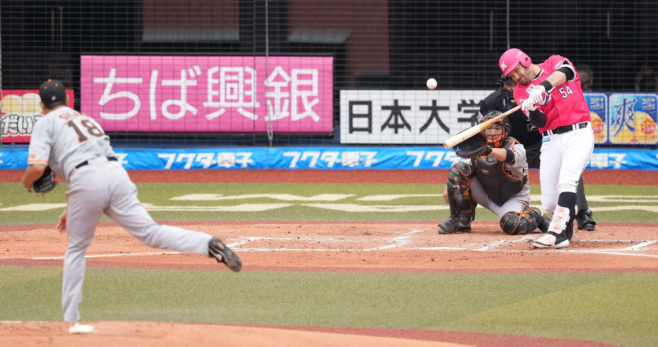 ロッテ対巨人　1回裏ロッテ1死二、三塁、中犠飛を放つレアード。投手菅野（撮影・鈴木みどり）