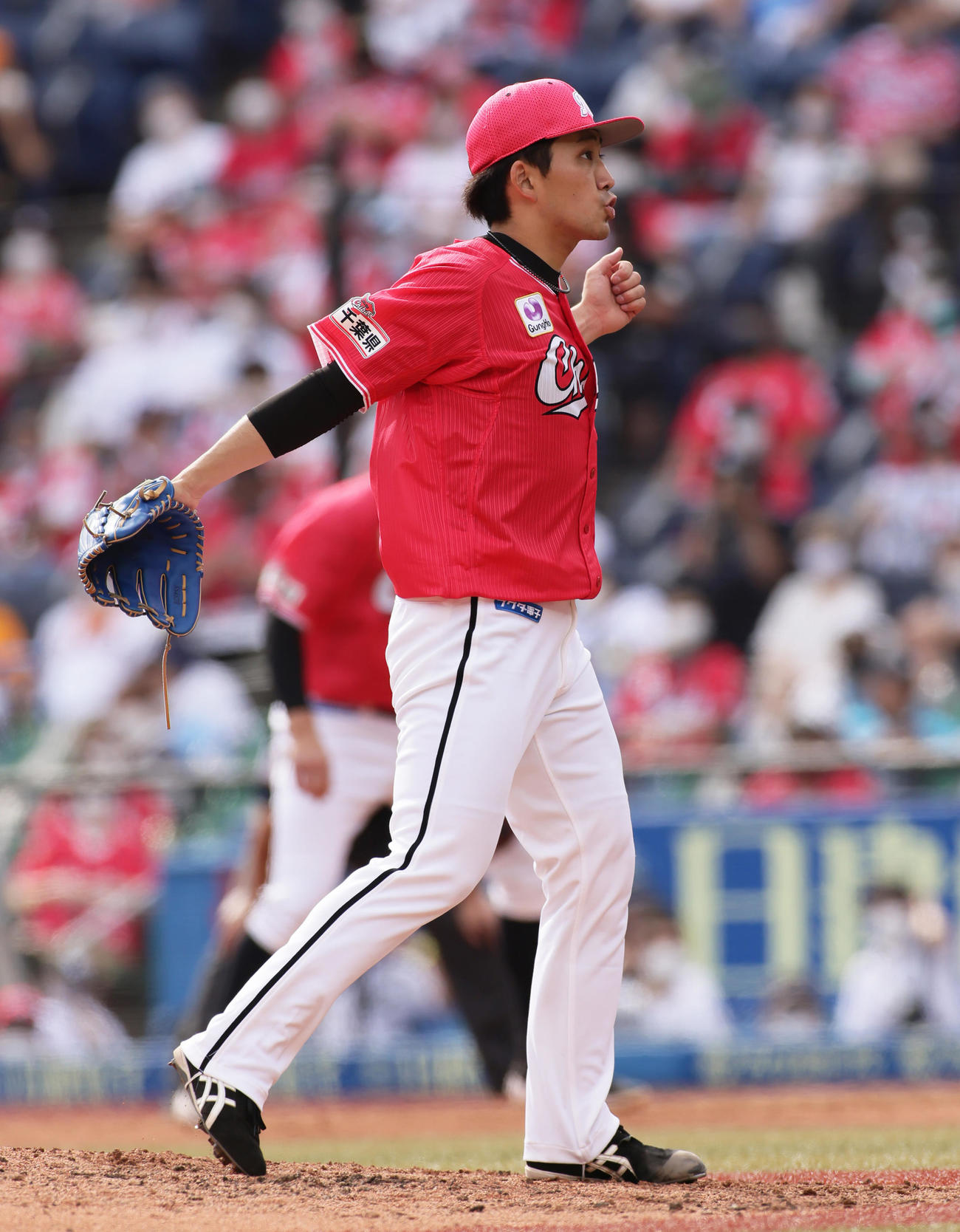 ロッテ対巨人　5回表巨人2死一、三塁、亀井を空振り三振に仕留めガッツポーズする小島（撮影・足立雅史）