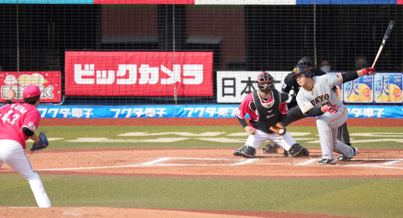 ロッテ対巨人　6回表巨人無死、空振り三振に倒れる岡本和。投手小島（撮影・鈴木みどり）