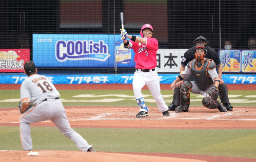 ロッテ対巨人　1回裏ロッテ1死一、二塁、先制の左適時二塁打を放つ角中。投手菅野（撮影・鈴木みどり）