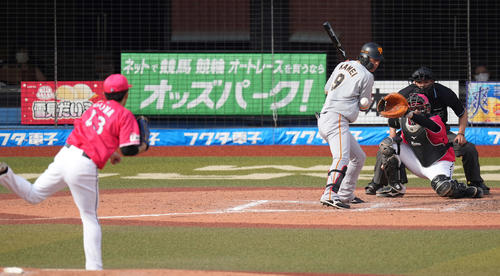 ロッテ対巨人　7回表巨人2死満塁、押し出し死球を受ける亀井。投手小島（撮影・鈴木みどり）