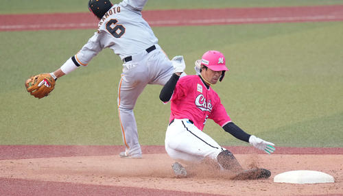 ロッテ対巨人　8回裏ロッテ1死一塁、打者安田の時、二盗する代走岡。遊撃手坂本（撮影・鈴木みどり）