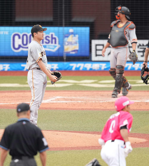 ロッテ対巨人　3回裏ロッテ無死、荻野に左越えソロ本塁打を浴びる菅野（撮影・鈴木みどり）