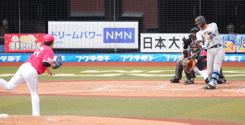 ロッテ対巨人　5回表巨人1死、今季初安打の左二塁打を放つ小林。投手小島（撮影・鈴木みどり）