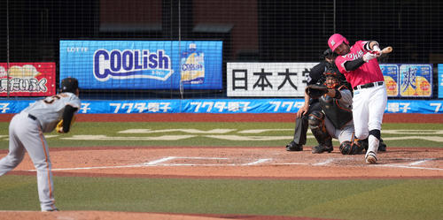 ロッテ対巨人　6回裏ロッテ無死、左越えソロ本塁打を放つレアード。投手高梨（撮影・鈴木みどり）