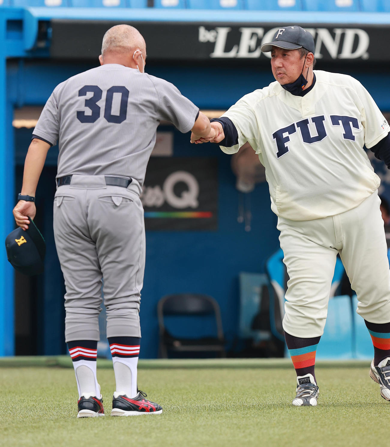 慶大対福井工大　試合前にあいさつを交わす慶大・堀井監督（左）と福井工大・下野監督（撮影・野上伸悟）