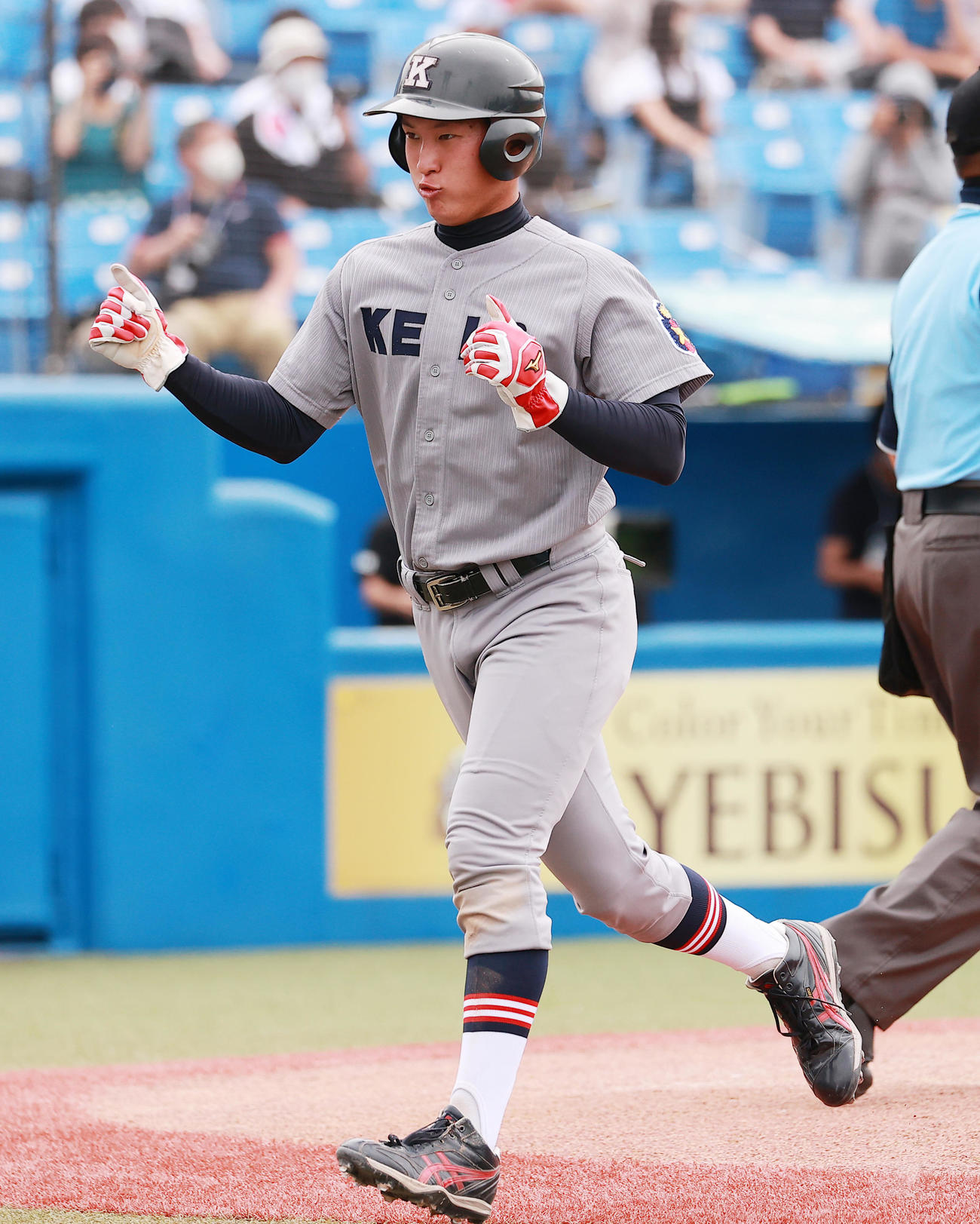 慶大対福井工大　4回表慶大1死三塁、橋本典の中犠飛で生還する北村（撮影・野上伸悟）