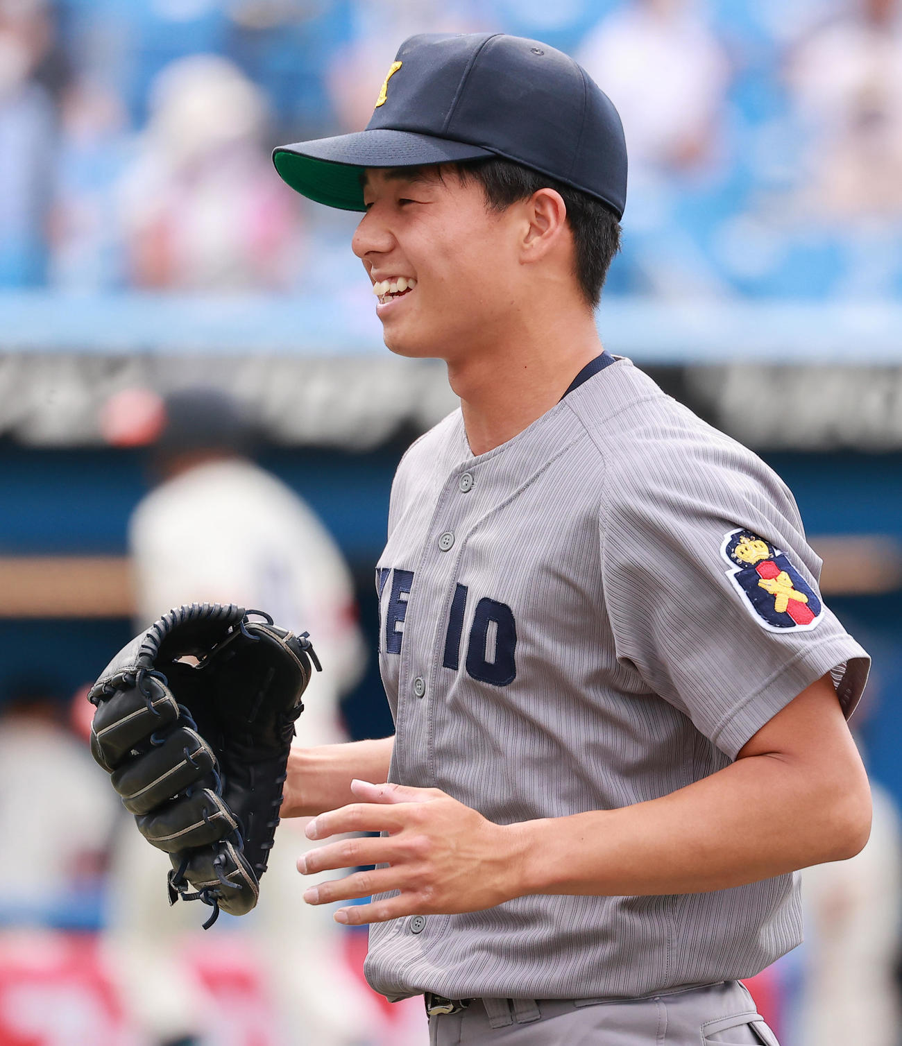 慶大対福井工大　4回裏福井工大2死一、二塁、井元を三振に仕留め笑顔でベンチに戻る増居（撮影・野上伸悟）